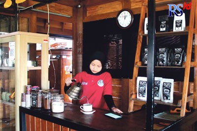 Barista Kopi Posong menyeduh kopi khas Temanggung dengan air yang baru saja mendidih. (ADDIN ALFATH/JAWA POS RADAR SEMARANG)