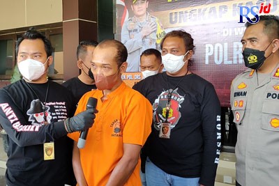 Kapolres Batang AKBP Erwin Susanto bersama jajarannya saat jumpa pers bersama tersangka pembunuhan. (RIYAN FADLI/JAWA POS RADAR SEMARANG)