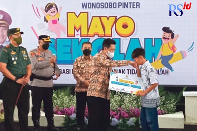 Bupati Wonosobo Afif Nurhidayat saat memberikan bantuan perlengkapan sekolah secara simbolis kepada anak yang akan kembali bersekolah Kamis (7/7). (Sigit Rahmanto/Jawa Pos Radar Semarang)