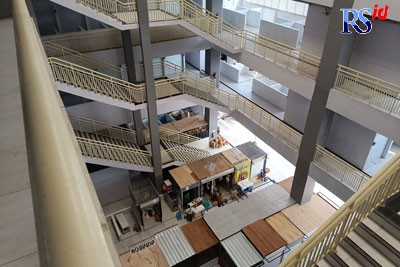 Banyak kios di Pasar Kanjengan Baru tutup karena sepi pengunjung, kemarin. Bahkan, di lantai 3 dan 4 sama sekali belum ditempati pedagang. (AHMAD SHOLAHUDDIN/JAWA POS RADAR SEMARANG)