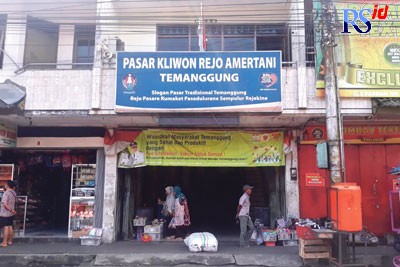 Pasar Kliwon Rejo Amertani Temanggung yang sejumlah fisilitasnya sudah rusak, mulai dari lantai retak sampai atap bocor Kamis, (14/7). (Luluk Anisa Widyawati/Jawa Pos Radar Semarang)