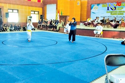 Atlet pencak silat saat bertanding dalam IPSI CUP 2022 Kabupaten Pekalongan di GPU, Kajen, Senin (4/7). (NANANG RENDI AHMAD/JAWA POS RADAR SEMARANG)