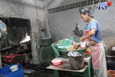 Karyawan dari Mulyani Raharja sedang menggiling daging pesanan di kios Pasar Borobudur. (REGINA EKA MEYLANI/JAWA POS RADAR SEMARANG)