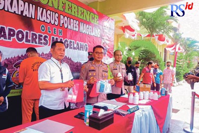 Kapolres Magelang AKBP Mochamad Sajarod Zakun dan KBO Satuan Narkoba Iptu M. Honi Zulqirom menunjukkan barang bukti ribuan pil sapi, Kamis (21/7). (M Iqbal Amar/Jawa Pos Radar Semarang)