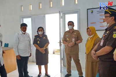 Kejari Kota Pekalongan Sri Indarti  dan Wali Kota Pekalongan HA Afzan Arslan Djunaid saat meresmikan Rumah Damai Adhyaksa Kota Pekalongan pada 20 Juni 2022 lalu. (Lutfi Hanafi/Jawa Pos Radar Semarang)