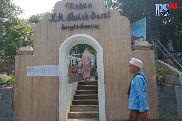 Pintu masuk ke Makam KH Sholeh Darat di TPU Bergota Semarang Jumat (15/7). (FIGUR RONGGO WASSALIM/ JAWA POS RADAR SEMARANG)