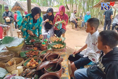 Sejumlah pengunjung sedang menikmati sajian makanan tradisional di pasar Kebon Watu Gede Minggu (24/7). (Novy Hesti/Jawa Pos Radar Semarang)
