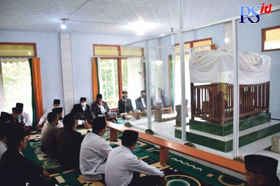 Semua elemen Pemkab Wonosobo ziarah ke makam KH Muntaha di Dero Duwur, Mojotengah. (Istimewa)