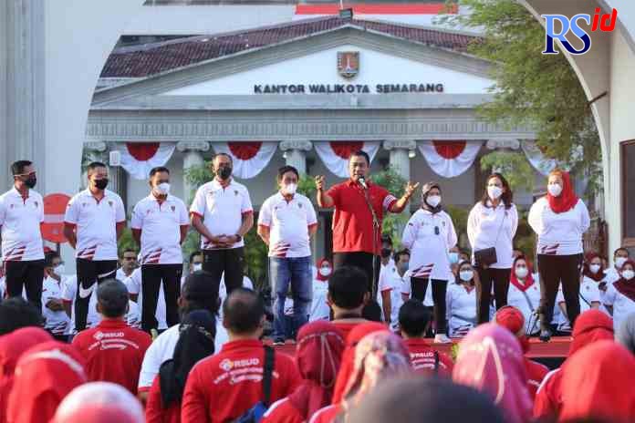 SAMBUT DIRGAHAYU RI: Wali Kota Semarang Hendrar Prihadi bersama jajarannya saat membuka rangkaian kegiatan HUT ke-77 Kemerdekaan RI di Jalan Pemuda, Jumat (5/8). (Humas Pemkot Semarang)