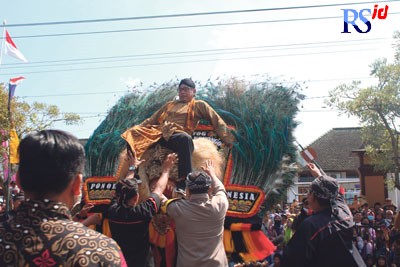 Bupati Temanggung HM Al Khadziq saat naik ke kepala reog. (ADDIN ALFATH/JAWA POS RADAR SEMARANG)