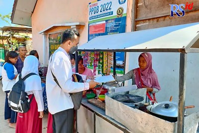 Tim dari Dinkes saat uji petik makanan yang dijajakan di salah satu sekolah di Kota Pekalongan beberapa waktu lalu. (Istimewa)