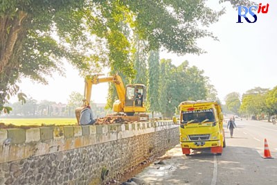 Proyek penataan Alun-Alun Kajen. (Dokumentasi NANANG RENDI AHMAD/JAWA POS RADAR SEMARANG)