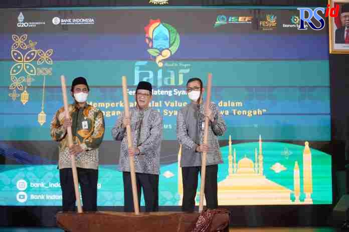PERKUAT HALAL VALUE CHAIN : Anggota Dewan Gubernur Bank Indonesia Doni P Joewono, Wakil Gubernur Jawa Tengah Taj Yasin Maimoen, dan Kepala KPw BI Provinsi Jateng Rahmat Dwisaputra meresmikan FAJAR dalam kegiatan puncak Road to Fesyar di Hotel Tentrem Sema