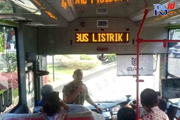 TES DRIVE : Wali Kota Semarang Hendrar Prihadi mencoba langsung bus listrik yang baru saja dibeli Pemkot Semarang. (ADENNYAR WYCAKSONO/JAWA POS RADAR SEMARANG)