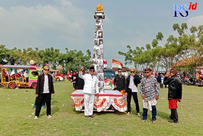 Kades Krengseng Apriliyanto Tri Wibowo bersama duplikat proklamator Bung Karno di Krengseng Karnaval, Senin (22/8). (Istimewa)