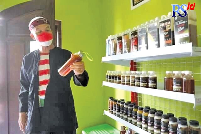 Gubernur Jateng Ganjar Pranowo memeriksa madu-madu yang diproduksi Wijaya Madu Borobudur. (Istimewa)