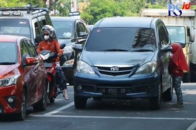 Pengemis anak yang mangkal di bangjo Jalan Ahmad Yani Kota Semarang. (NUR CHAMIM/JAWA POS RADAR SEMARANG)