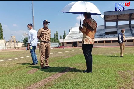 Bupati Kendal Dico Mahtado Ganinduto saat meninjau kondisi lapangan stadion utama Kebondalem. (Istimewa)