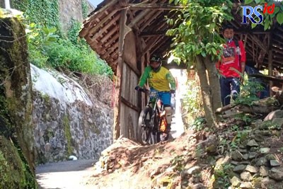 Pembalap Bendungan Urban Downhill Semarang melahap rintangan untuk menjadi yang tercepat. (ADENNYAR WYCAKSONO/JAWA POS RADAR SEMARANG)