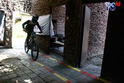 Para pembalap downhill melewati rute perkampungan di Kelurahan Bendungan, Kecamatan Gajahmungkur. (HANDIKA FATWA DWI KUSUMA/JAWA POS RADAR SEMARANG)