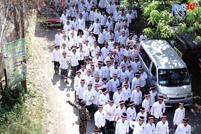 Ribuan santri Pondok Pesantren Manbaul Hikmah Kaliwungu melakukan arak-arakan Kirab Merah Putih. (BUDI SETIYAWAN/JAWA POS RADAR SEMARANG)