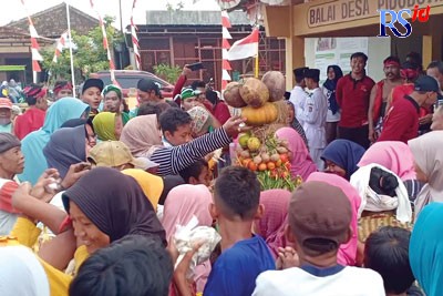 Ratusan warga Pidodo Wetan yang berebut Gunungan hasil bumi dan laut dalam sedekah Bumi. (BUDI SETIYAWAN/JAWA POS RADAR SEMARANG)