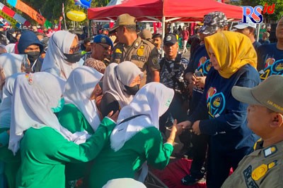 Bupati Pekalongan Fadia Arafiq bersama suami saat menyapa warga yang mengikuti jalan sehat di kawasan Alun-Alun Kajen, Minggu (7/8). (NANANG RENDI AHMAD/JAWA POS RADAR SEMARANG)