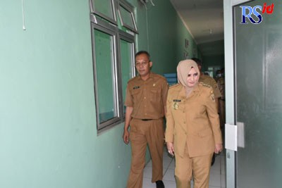 Bupati Pekalongan Fadia Arafiq didampingi Kepala Dinas Kesehatan saat meninjau Puskesmas Wonokerto II, Senin (1/8). (Istimewa)