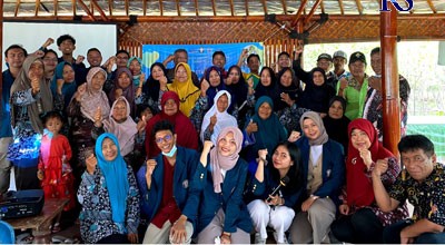 Tim PKUM Undip dan Tim KKN Tematik Sekolah Vokasi Undip bersama dengan anggota Koperasi Mekarsari Sejahtera, usai pemberian pelatihan diversifikasi produk garam. (Istimewa)