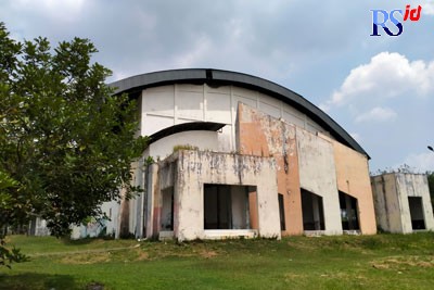 Kondisi Gedung Kesenian Kajen saat ini yang sudah belasan tahun mangkrak. (NANANG RENDI AHMAD/JAWA POS RADAR SEMARANG)