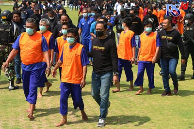Sebanyak 256 tersangka perjudian digelar di halaman Mapolda Jateng, kemarin. (NURCHAMIM/JAWA POS RADAR SEMARANG)