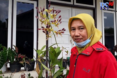 Argani Murtiningrum menunjukkan anggrek koleksinya dendrobium nakhla argani. (Lis Retno Wibowo/Jawa Pos Radar Semarang)