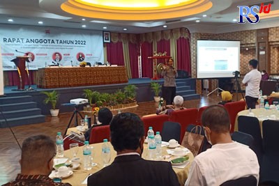 Salah satu narasumber ketika memberikan motivasi kepada anggota IAI Jateng di sela rapat kerja anggota tahun 2022 di Hotel Metro Park View Sabtu (20/8). (ADENNYAR WYCAKSONO/JAWA POS RADAR SEMARANG)