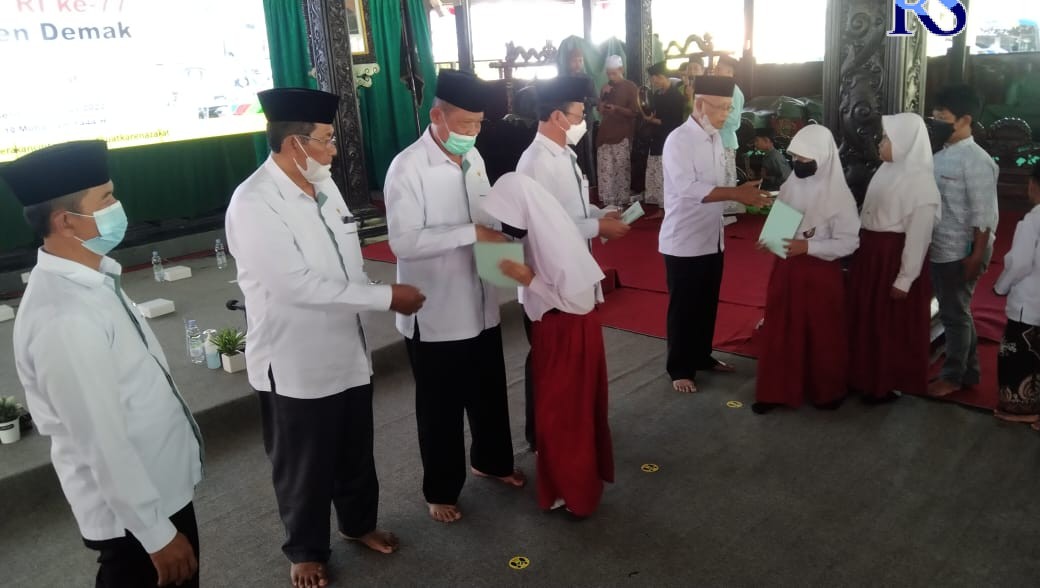 Ketua Baznas Bambang Soesetiarto menyalurkan santunan untuk anak yatim di Pendopo.(Wahib Pribadi/Jawa Pos Radar Semarang)