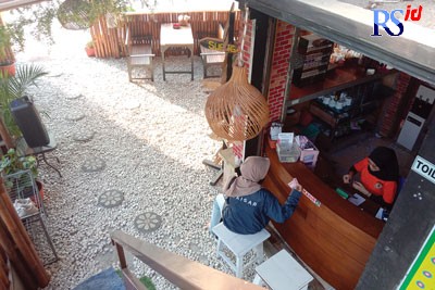 Salah satu spot di area Waroeng Sepur. Pengunjung sedang memesan menu makanan. (AKHSANI ALFANIA/JAWA POS RADAR SEMARANG)