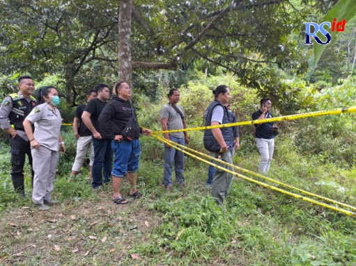 Petugas melakukan olah tempat kejadian perkara penemuan kerangka manusia di kebun cengkeh. (Istimewa)