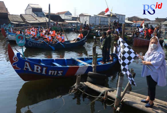 Wakil Wali Kota Semarang Hevearita Gunaryanti Rahayu melepas peserta Lomba Dayung Perahu Nelayan se-Kota Semarang di dermaga TPI Tambak Lorok, Kelurahan Tanjung Emas, Kecamatan Semarang Utara. (Istimewa)