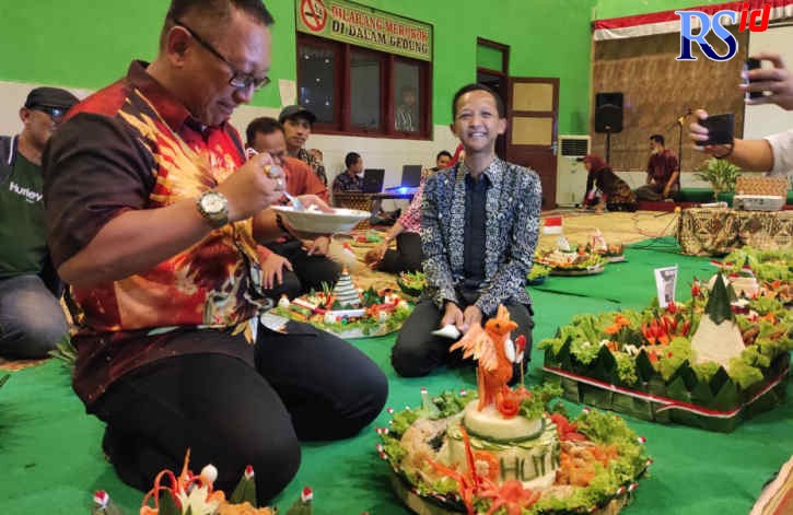 Pj Wali Kota Salatiga Sinoeng N Rachmadi saat menghadiri tirakatan yang digelar warga RW 04 Pancuran. (Dhinar Sasongko/Jawa Pos Radar Semarang)