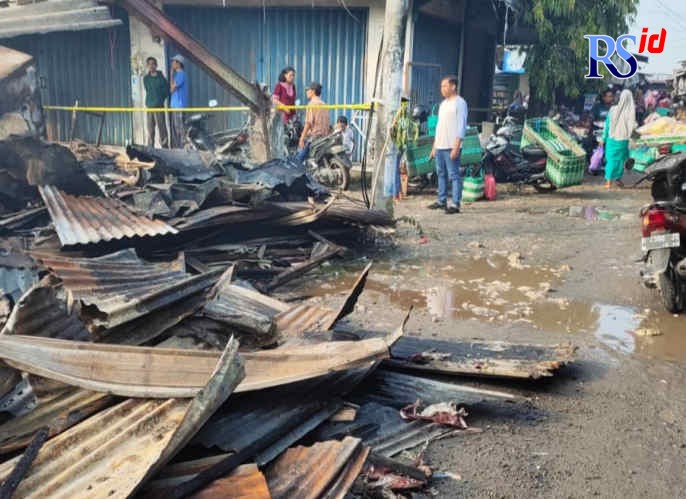 Puing kebakaran Pasar Sedo Demak Kota. (Wahib Pribadi/Jawa Pos Radar Semarang)