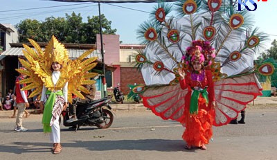 Suasana karnaval kebhinekaan di Desa Kutisari, Kecamatan Gringsing. (RIYAN FADLI/JAWA POS RADAR SEMARANG)