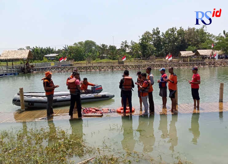 Petugas mengevakuasi korban tenggelam di Embung Desa Blerong, Kecamatan Guntur. (Wahib Pribadi/Jawa Pos Radar Semarang)