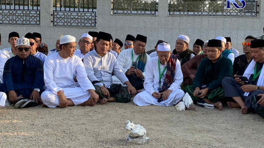 Gus Yusuf memimpin doa bersama di Makam Mbah Maimun Zubair di Pemakaman Ma’la Makkah, Sabtu (27/8). (Istimewa)