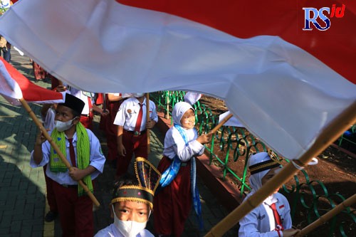 Ratusan siswa SDN Pekunden menggelar gebyar Zamrud Khatulistiwa untuk menyemarakkan Dirgahayu Kemerdekaan ke-77 RI. (NUR CHAMIM/JAWA POS RADAR SEMARANG)