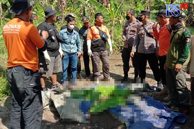 Petugas gabungan saat melakukan evakuasi terhadap jasad korban tenggelam di Kali Kuto. (RIYAN FADLI/JAWA POS RADAR SEMARANG)