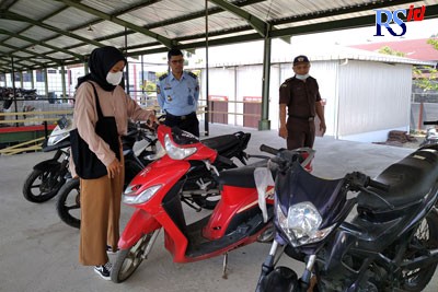 Salah satu peserta melihat barang lelang di Rupbasan Semarang, Selasa (23/8).(IDA FADILAH/JAWA POS RADAR SEMARANG)