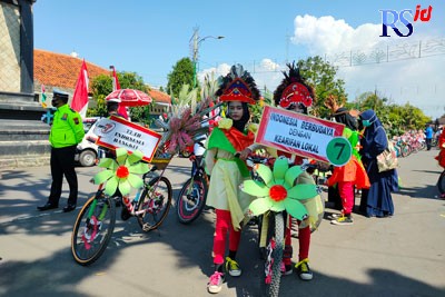 Konvoi sepeda hias antar instansi dan pelajar di Alun-Alun Batang. (RIYAN FADLI/JAWA POS RADAR SEMARANG)