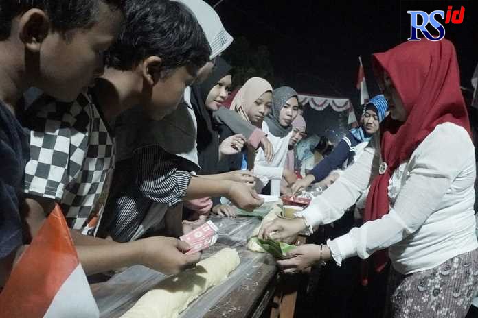 Warga Denasri Wetan membuat getuk lindri sepanjang 350 meter di Gang Anggrek. (Istimewa)