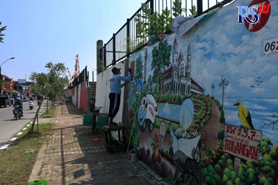 Tanggul Banjir Kanal Timur sepanjang 4 km dilukis dengan aneka mural. Lukisan mural ini dilombakan dengan hadiah total Rp 21 juta. (NURCHAMIM/JAWA POS RADAR SEMARANG)
