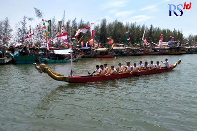 Perahu perserta saat mulai masuk ke arena lomba, sungai Desa Pecakaran, Wonokerto, Kamis (18/8). (NANANG RENDI AHMAD/JAWA POS RADAR SEMARANG)