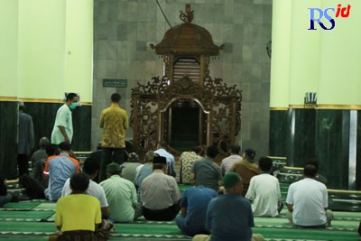 Mimbar Masjid Agung Kauman usianya sudah hampir tiga abad ini merupakan tempat pertama menyiarkan Proklamasi Kemerdekaan RI. (KHAFIFAH ARINI PUTRI/JAWA POS RADAR SEMARANG)